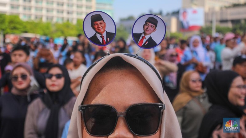 Warga memadati kawasan Bundaran Hotel Indonesia (HI) di Jakarta, Minggu (20/10/2024). (CNBC Indonesia/Faisal Rahman)