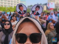 Suasana Warga 'Menyemut' Siap Sambut Prabowo, Presiden RI yang Baru!