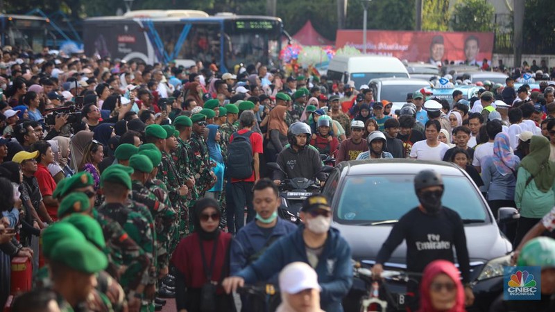 Warga memadati kawasan Bundaran Hotel Indonesia (HI) di Jakarta, Minggu (20/10/2024). (CNBC Indonesia/Faisal Rahman)