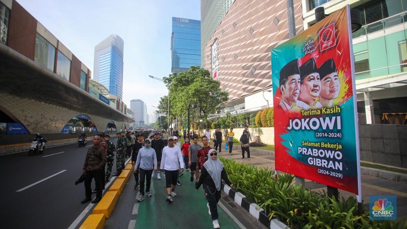 Warga memadati kawasan Bundaran Hotel Indonesia (HI) di Jakarta, Minggu (20/10/2024). (CNBC Indonesia/Faisal Rahman)