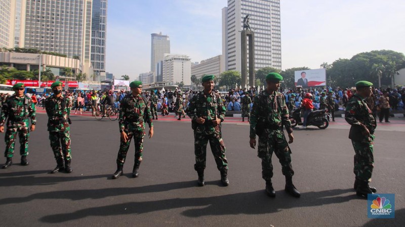 Warga memadati kawasan Bundaran Hotel Indonesia (HI) di Jakarta, Minggu (20/10/2024). (CNBC Indonesia/Faisal Rahman)