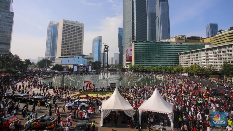 Warga memadati kawasan Bundaran Hotel Indonesia (HI) di Jakarta, Minggu (20/10/2024). (CNBC Indonesia/Faisal Rahman)