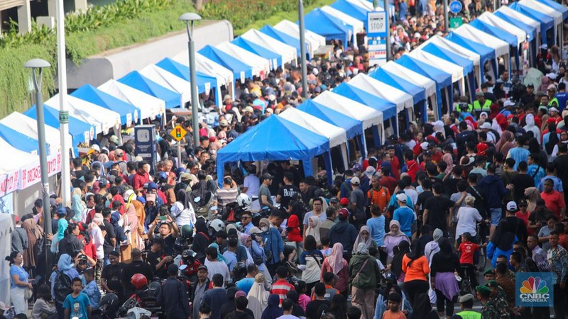 Warga memadati kawasan Bundaran Hotel Indonesia (HI) di Jakarta, Minggu (20/10/2024). (CNBC Indonesia/Faisal Rahman)