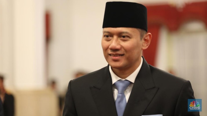 Agus Harimurti Yudhoyono dilantik sebagai Menteri Koordinator Bidang Infrastruktur dan Pembangunan Kewilayahan oleh Presiden Prabowo Subianto di Istana Merdeka, Senin, (21/10/2024). (CNBC Indonesia/Tri Susilo)