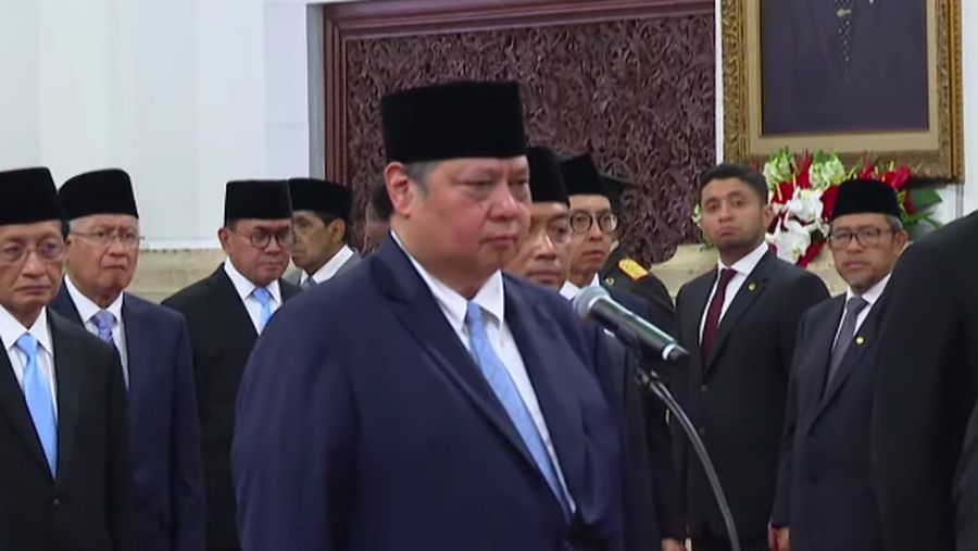 Airlangga Hartarto kembali dilantik sebagai Menteri Koordinator Bidang Perekonomian oleh Presiden Prabowo Subianto di Istana Negara, Jakarta, Senin (21/10/2024). (Tangkapan Layar Youtube Sekretariat Presiden)
