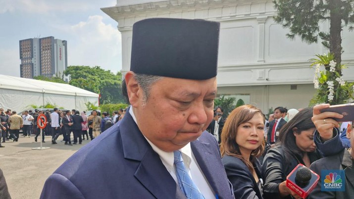 Airlangga Hartarto tiba di Istana Merdeka, Jakarta, Senin (21/10/2024). (CNBC Indonesia/Verda Nano Setiawan)