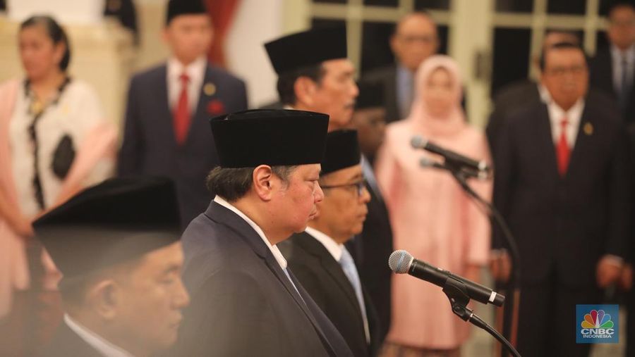 Airlangga Hartarto usai dilantik sebagai Menteri Koordinator Bidang Perekonomian oleh Presiden Prabowo Subianto di Istana Negara, Jakarta, Senin (21/10/2024). (վ/Tri Susilo)