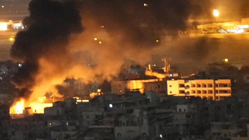 Api dan asap mengepul dari serangan udara Israel di Dahiyeh, di pinggiran selatan Beirut, Lebanon, Minggu, 20 Oktober 2024. (AP Photo/Hussein Malla)