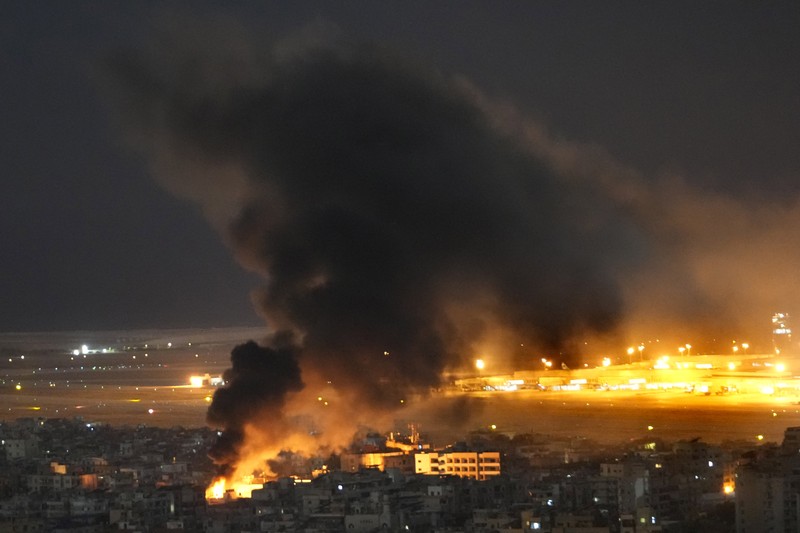 Api dan asap mengepul dari serangan udara Israel di Dahiyeh, di pinggiran selatan Beirut, Lebanon, Minggu, 20 Oktober 2024. (AP Photo/Hussein Malla)
