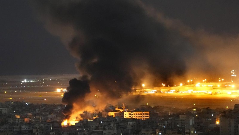 Api dan asap mengepul dari serangan udara Israel di Dahiyeh, di pinggiran selatan Beirut, Lebanon, Minggu, 20 Oktober 2024. (AP Photo/Hussein Malla)