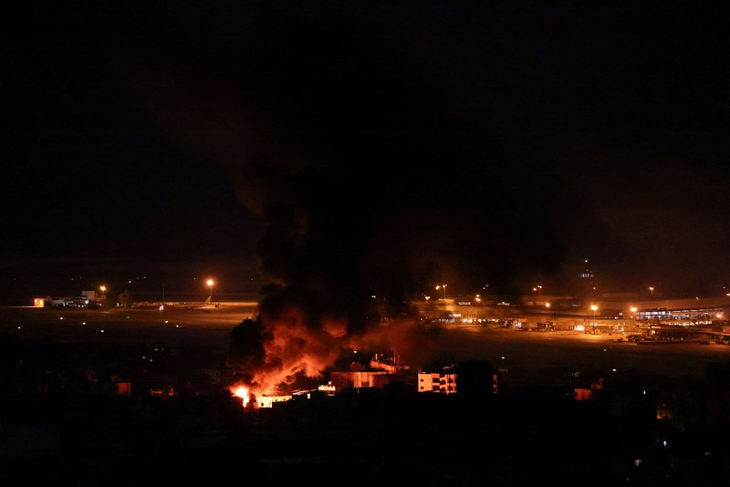 Api dan asap mengepul dari serangan udara Israel di Dahiyeh, di pinggiran selatan Beirut, Lebanon, Minggu, 20 Oktober 2024. Api dan asap mengepul dari serangan udara Israel di Dahiyeh, di pinggiran selatan Beirut, Lebanon, Minggu, 20 Oktober 2024. (AP Photo/Hussein Malla)