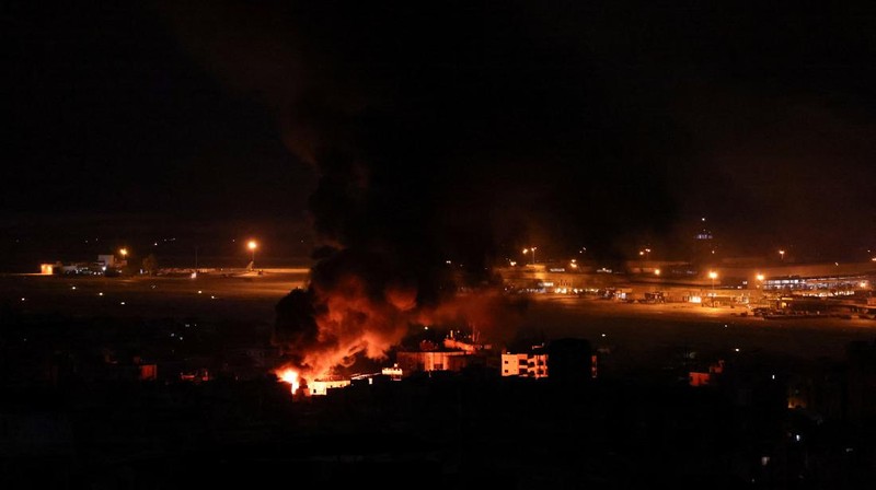 Api dan asap mengepul dari serangan udara Israel di Dahiyeh, di pinggiran selatan Beirut, Lebanon, Minggu, 20 Oktober 2024. (AP Photo/Hussein Malla)