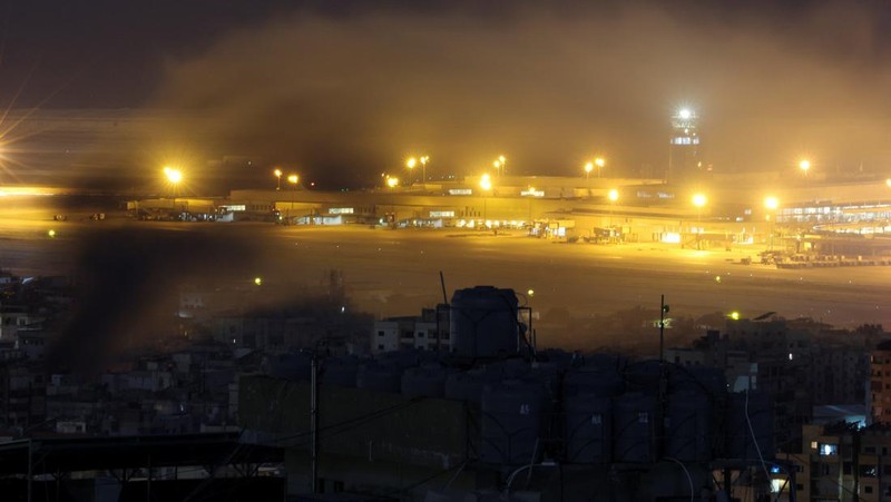 Api dan asap mengepul dari serangan udara Israel di Dahiyeh, di pinggiran selatan Beirut, Lebanon, Minggu, 20 Oktober 2024. (AP Photo/Hussein Malla)