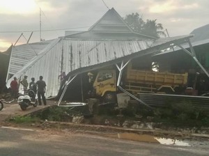 Angin Puting Beliung Terjang Marioriawa Soppeng, 21 Rumah Rusak