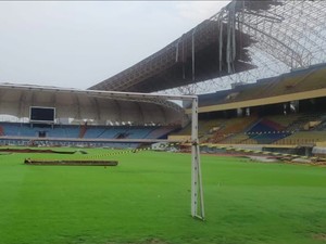 Hujan Deras dan Angin di Bekasi, Atap Stadion Wibawa Mukti Terempas