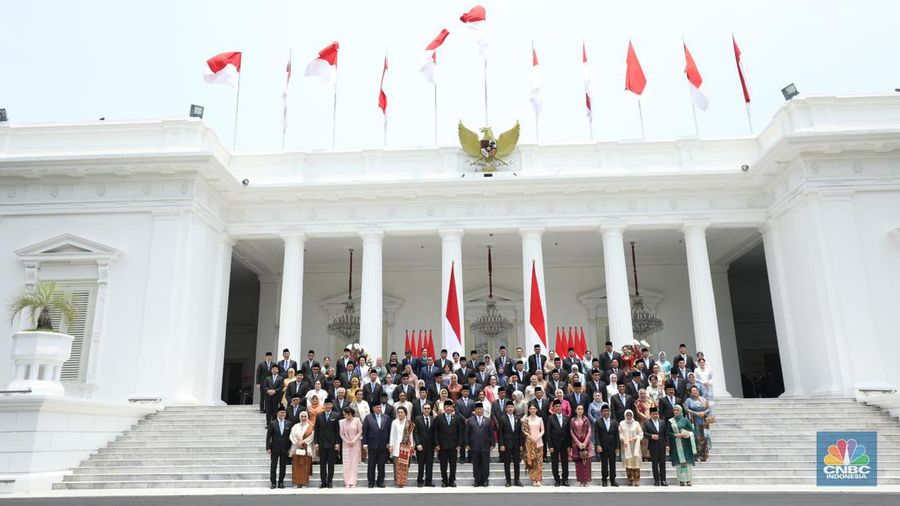 Foto bersama Presiden Prabowo Subianto dan Wakil Presiden Gibran Rakabuming Raka bersama para Menteri Kabinet Merah Putih di Istana Negara, Jakarta, Senin (21/10/2024). (CNBC Indonesia/Tri Susilo)