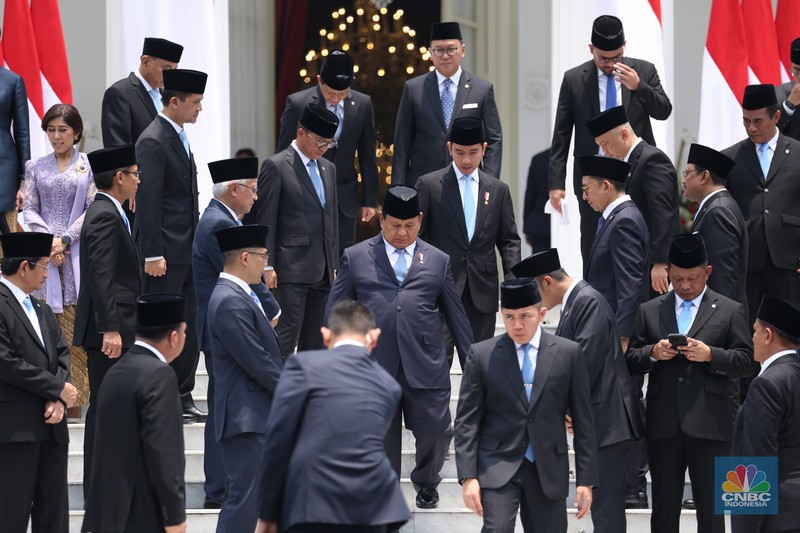 Foto bersama Presiden Prabowo Subianto dan Wakil Presiden Gibran Rakabuming Raka bersama para Menteri Kabinet Merah Putih di Istana Negara, Jakarta, Senin (21/10/2024). (CNBC Indonesia/Tri Susilo)