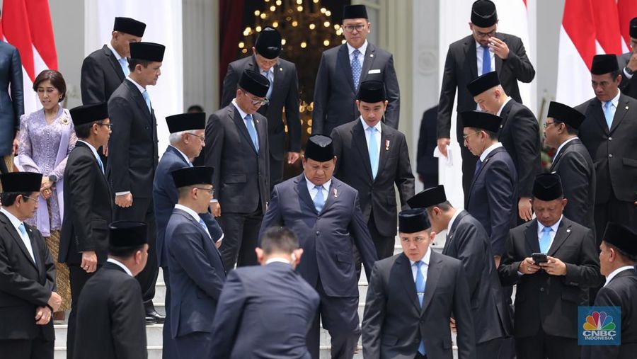 Foto bersama Presiden Prabowo Subianto dan Wakil Presiden Gibran Rakabuming Raka bersama para Menteri Kabinet Merah Putih di Istana Negara, Jakarta, Senin (21/10/2024). (վ/Tri Susilo)
