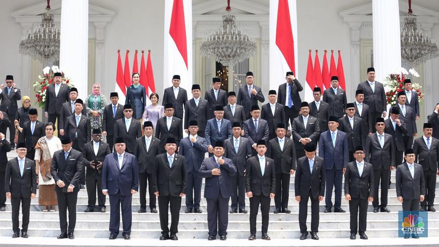 Foto bersama Presiden Prabowo Subianto dan Wakil Presiden Gibran Rakabuming Raka bersama para Menteri Kabinet Merah Putih di Istana Negara, Jakarta, Senin (21/10/2024). (²©²ÊÍøÕ¾/Tri Susilo)