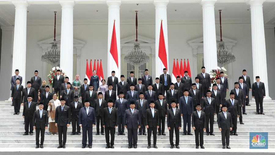 Foto bersama Presiden Prabowo Subianto dan Wakil Presiden Gibran Rakabuming Raka bersama para Menteri Kabinet Merah Putih di Istana Negara, Jakarta, Senin (21/10/2024). (վ/Tri Susilo)