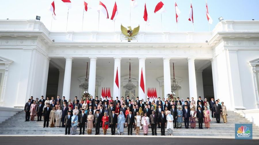 Foto bersama Wakil Menteri Kabinet Merah Putih Masa Jabatan 2024-2029 di Istana Negara, Jakarta, Senin (21/10/2024). (CNBC Indonesia/Tri Susilo)