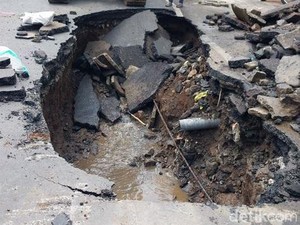 Ruas Jalan Muharto Kota Malang Mendadak Ambles