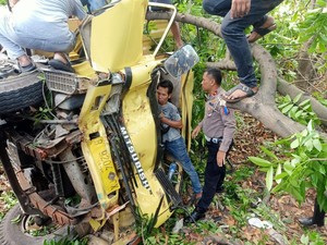 Truk Kecelakaan di Tangerang, Sopir Terjepit Dievakuasi Damkar