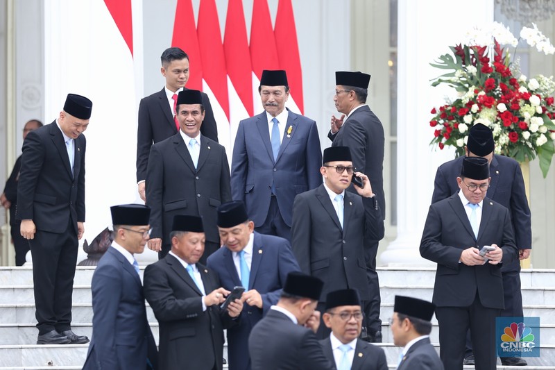 Luhut Binsar Pandjaitan dilantik sebagai Ketua Dewan Ekonomi Nasional oleh Presiden Prabowo Subianto di Istana Negara, Jakarta, Senin (21/10/2024). Luhut Binsar Pandjaitan dilantik sebagai Ketua Dewan Ekonomi Nasional oleh Presiden Prabowo Subianto di Istana Negara, Jakarta, Senin (21/10/2024). (CNBC Indonesia/Tri Susilo)