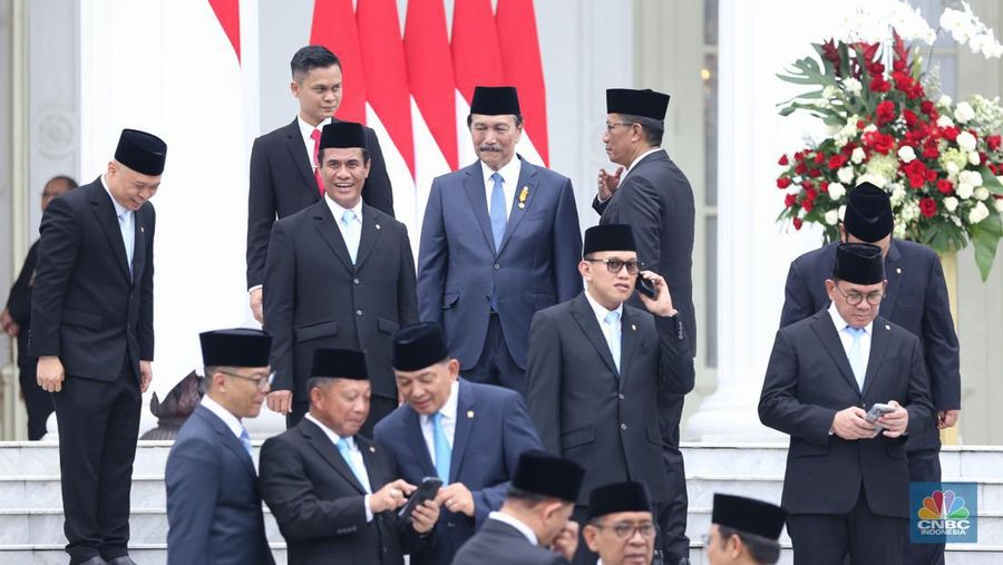 Luhut Binsar Pandjaitan dilantik sebagai Ketua Dewan Ekonomi Nasional oleh Presiden Prabowo Subianto di Istana Negara, Jakarta, Senin (21/10/2024). (վ/Tri Susilo)