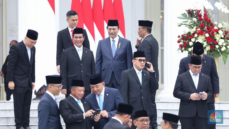 Luhut Binsar Pandjaitan dilantik sebagai Ketua Dewan Ekonomi Nasional oleh Presiden Prabowo Subianto di Istana Negara, Jakarta, Senin (21/10/2024). (CNBC Indonesia/Tri Susilo)