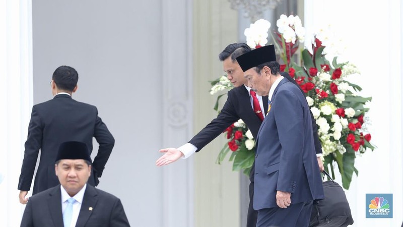 Luhut Binsar Pandjaitan dilantik sebagai Ketua Dewan Ekonomi Nasional oleh Presiden Prabowo Subianto di Istana Negara, Jakarta, Senin (21/10/2024). (CNBC Indonesia/Tri Susilo)