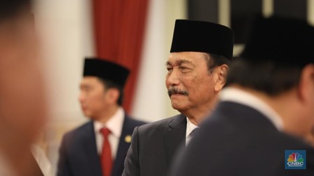 Luhut Binsar Pandjaitan dilantik sebagai Ketua Dewan Ekonomi Nasional oleh Presiden Prabowo Subianto di Istana Negara, Jakarta, Senin (21/10/2024). (CNBC Indonesia/Tri Susilo)