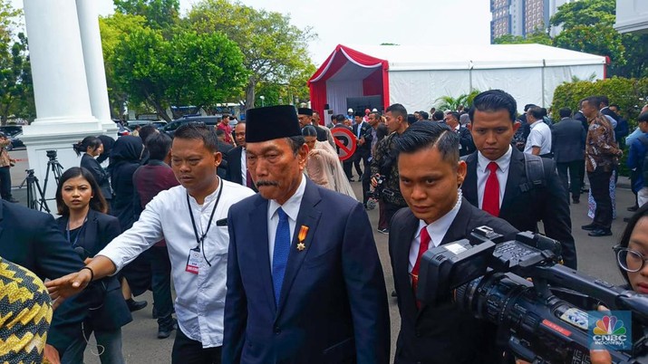 Luhut Binsar Pandjaitan tiba di Istana Merdeka, Jakarta, Senin (21/10/2024). (CNBC Indonesia/Rosseno Aji)