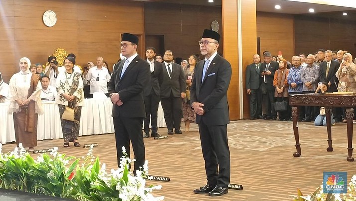 Menko Bidang Pangan Zulkifli Hasan menyerahkan jabatan sebelumnya sebagai Menteri Perdagangan ke Budi Santoso di Auditorium Kemendag, Senin (21/10/2024). (CNBC Indonesia/Martyasari Rizky)