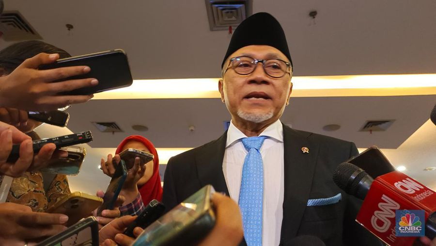 Menko Pangan Zulkifli Hasan saat ditemui di Auditorium Kemendag, Senin (21/10/2024). (CNBC Indonesia/Martyasari RIzky)