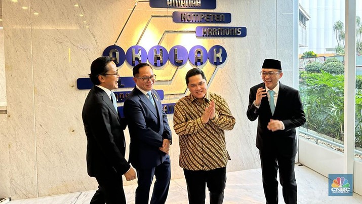 Menteri BUMN, Erick Thohir (kedua kanan) di kantor Kementerian BUMN, Jakarta, Senin (21/10/2024). (CNBC Indonesia/Zefanya)