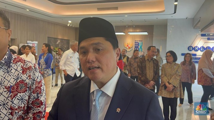 Menteri BUMN Erick Thohir tiba di Gedung Kementerian BUMN usai dilantik, Senin (21/10/2024). (CNBC Indonesia/Zefanya Aprilia)