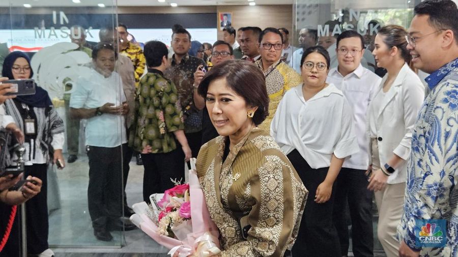 Menteri Komunikasi dan Digital, Meutya Hafid disambut saat tiba di Gedung Menkominfo, Jakarta, Senin (21/10/2024). (CNBC Indonesia/Intan Rakhmayanti Dewi)