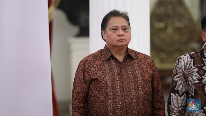 Menteri Koordinator Bidang Perekonomian (Menkoperekonpmian), Airlangga Hartarto di Istana Merdeka, Jakarta, Minggu (20/10/2024). (CNBC Indonesia/Tri Susilo)