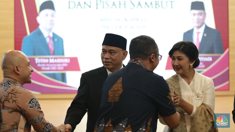 Menteri Koperasi Budi Arie Setiadi saat acara serah terima jabatan dan pisah sambut di Gedung Kementerian Koperasi, Jakarta, Senin (21/10/2024). (CNBC Indonesia/Muhammad Sabki) Menteri Koperasi Budi Arie Setiadi saat acara serah terima jabatan dan pisah sambut di Gedung Kementerian Koperasi, Jakarta, Senin (21/10/2024). (CNBC Indonesia/Muhammad Sabki)