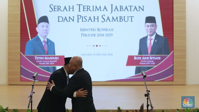 Menteri Koperasi Budi Arie Setiadi saat acara serah terima jabatan dan pisah sambut di Gedung Kementerian Koperasi, Jakarta, Senin (21/10/2024). (CNBC Indonesia/Muhammad Sabki) Menteri Koperasi Budi Arie Setiadi saat acara serah terima jabatan dan pisah sambut di Gedung Kementerian Koperasi, Jakarta, Senin (21/10/2024). (CNBC Indonesia/Muhammad Sabki)