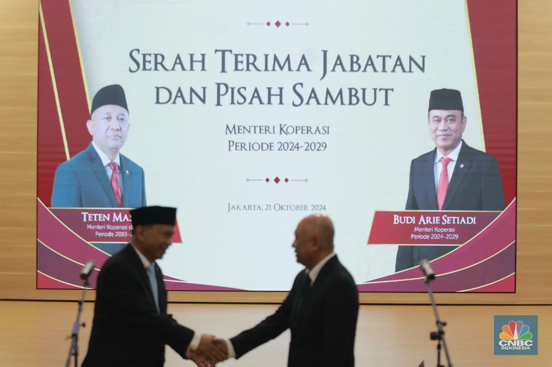 Menteri Koperasi Budi Arie Setiadi saat acara serah terima jabatan dan pisah sambut di Gedung Kementerian Koperasi, Jakarta, Senin (21/10/2024). (CNBC Indonesia/Muhammad Sabki) Menteri Koperasi Budi Arie Setiadi saat acara serah terima jabatan dan pisah sambut di Gedung Kementerian Koperasi, Jakarta, Senin (21/10/2024). (CNBC Indonesia/Muhammad Sabki)