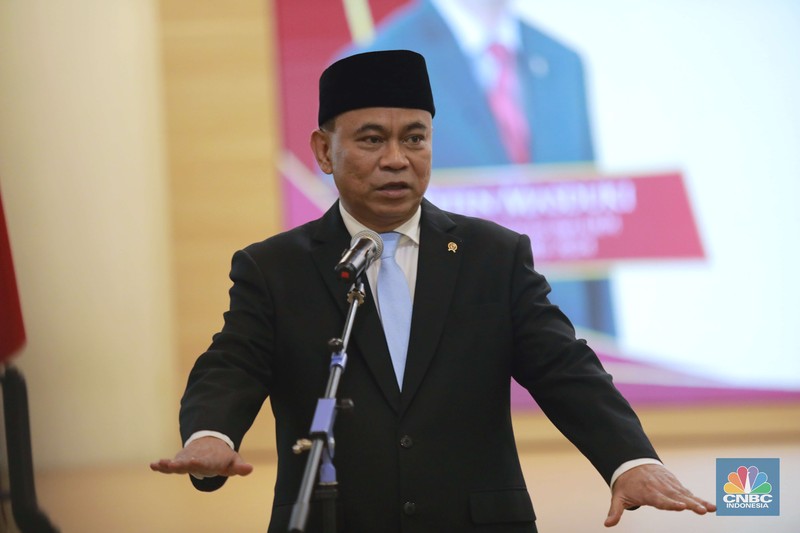 Menteri Koperasi Budi Arie Setiadi saat acara serah terima jabatan dan pisah sambut di Gedung Kementerian Koperasi, Jakarta, Senin (21/10/2024). (CNBC Indonesia/Muhammad Sabki) Menteri Koperasi Budi Arie Setiadi saat acara serah terima jabatan dan pisah sambut di Gedung Kementerian Koperasi, Jakarta, Senin (21/10/2024). (CNBC Indonesia/Muhammad Sabki)