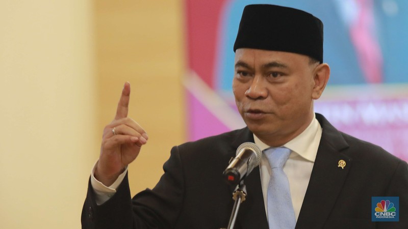 Menteri Koperasi Budi Arie Setiadi saat acara serah terima jabatan dan pisah sambut di Gedung Kementerian Koperasi, Jakarta, Senin (21/10/2024). (CNBC Indonesia/Muhammad Sabki) Menteri Koperasi Budi Arie Setiadi saat acara serah terima jabatan dan pisah sambut di Gedung Kementerian Koperasi, Jakarta, Senin (21/10/2024). (CNBC Indonesia/Muhammad Sabki)