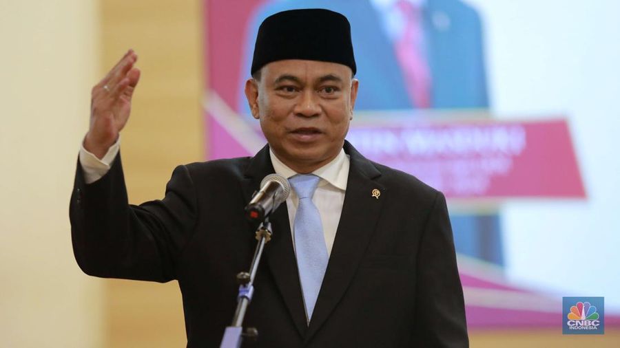Menteri Koperasi Budi Arie Setiadi saat acara serah terima jabatan dan pisah sambut di Gedung Kementerian Koperasi, Jakarta, Senin (21/10/2024). (CNBC Indonesia/Muhammad Sabki)
