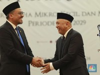 Senyum Lebar Maman - Teten di Momen Pisah Sambut Kementerian Baru