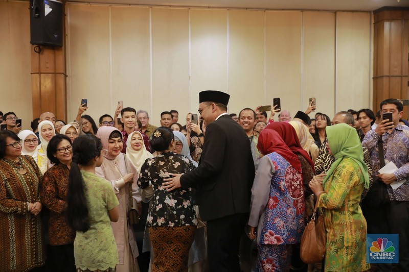 Menteri UMKM Maman Abdurrahman saat acara Serah terima jabatan dan pisah sambut kementerian Koperasi-UMKM Teten Masduki menteri periode 2019-2024 dengan Maman Abdurrahman Setiadi periode 2024-2029, di Gedung Smesco Kementerian UMKM, Jakarta, Senin (21/10/2024). (CNBC Indonesia/Muhammad Sabki) Menteri UMKM Maman Abdurrahman saat acara Serah terima jabatan dan pisah sambut kementerian Koperasi-UMKM Teten Masduki menteri periode 2019-2024 dengan Maman Abdurrahman Setiadi periode 2024-2029, di Gedung Smesco Kementerian UMKM, Jakarta, Senin (21/10/2024). (CNBC Indonesia/Muhammad Sabki)