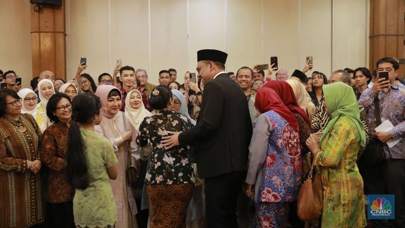 Menteri UMKM Maman Abdurrahman saat acara Serah terima jabatan dan pisah sambut kementerian Koperasi-UMKM Teten Masduki menteri periode 2019-2024 dengan Maman Abdurrahman Setiadi periode 2024-2029, di Gedung Smesco Kementerian UMKM, Jakarta, Senin (21/10/2024). (CNBC Indonesia/Muhammad Sabki)