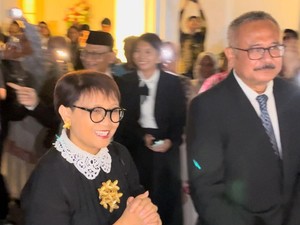 Momen Haru Sertijab, Menlu dan 3 Wamen Antar Retno Marsudi ke Mobil