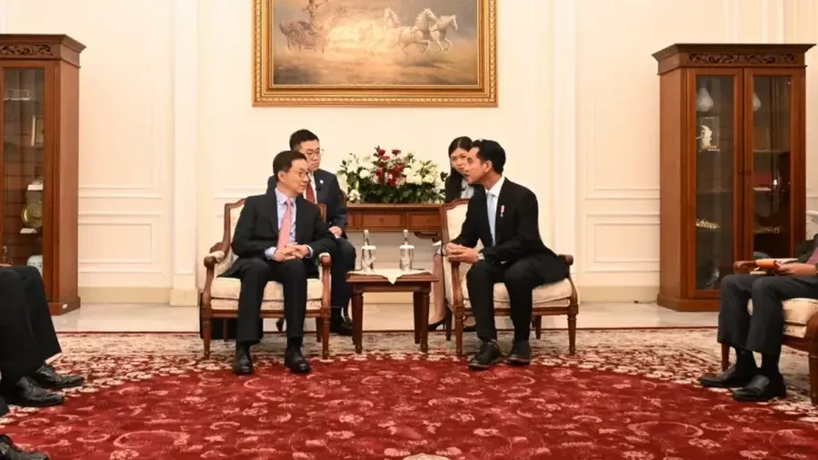 Pada hari pertamanya setelah dilantik, Wakil Presiden (Wapres) Gibran Rakabuming Raka menerima kunjungan kehormatan dari Wakil Presiden Republik Rakyat Tiongkok (RRT), Han Zheng, di Istana Wakil Presiden, Jl. Medan Merdeka Selatan Nomor 6, Jakarta, Senin (21/10/2024). (Dok. wapresri.go.id)